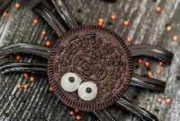 Spooky Oreo Spider Cookies