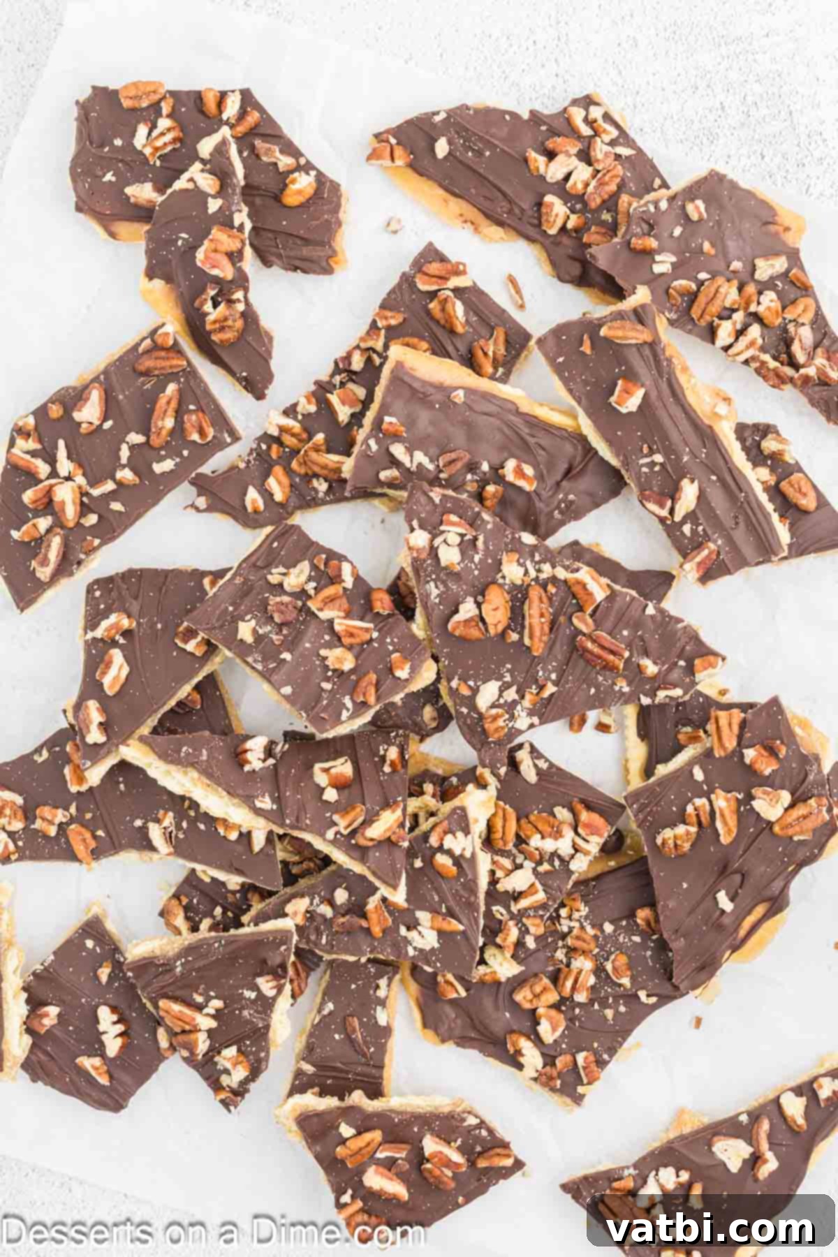 Toffee broken into irregular pieces, ready to be served or gifted.
