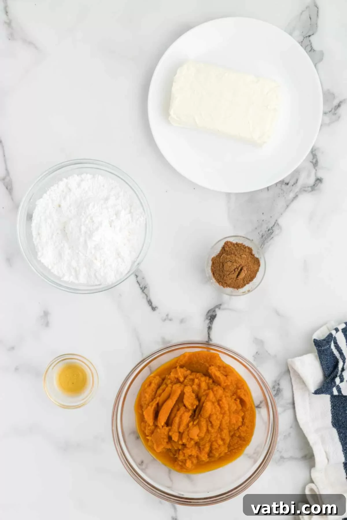 Delicious Pumpkin Dip 3 Ingredients needed - pumpkin puree, cream cheese, powdered sugar, pumpkin pie spice, vanilla