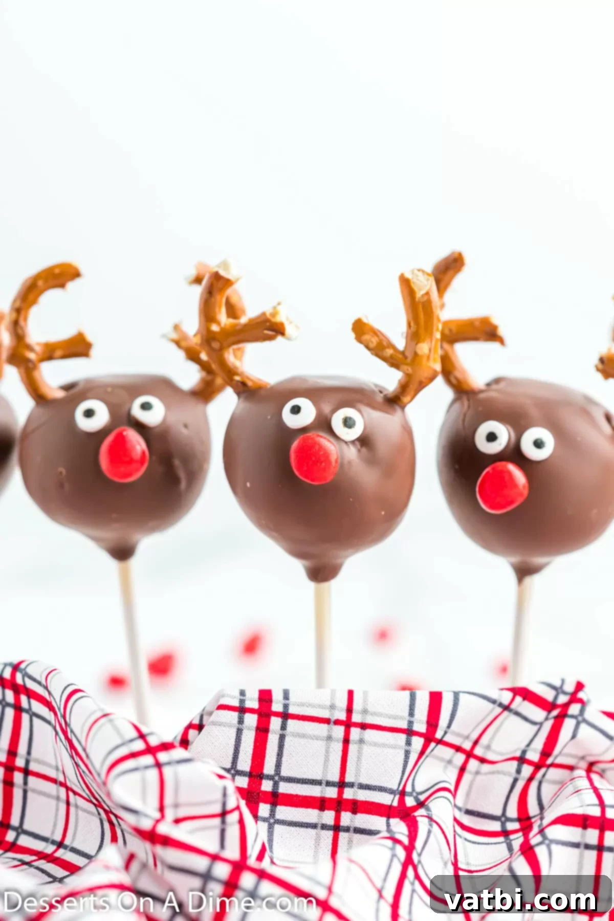 Festive Reindeer Cake Pops 10 Reindeer Cake Pop standing up. A beautifully decorated Reindeer Cake Pop, ready to be enjoyed as a festive holiday treat.