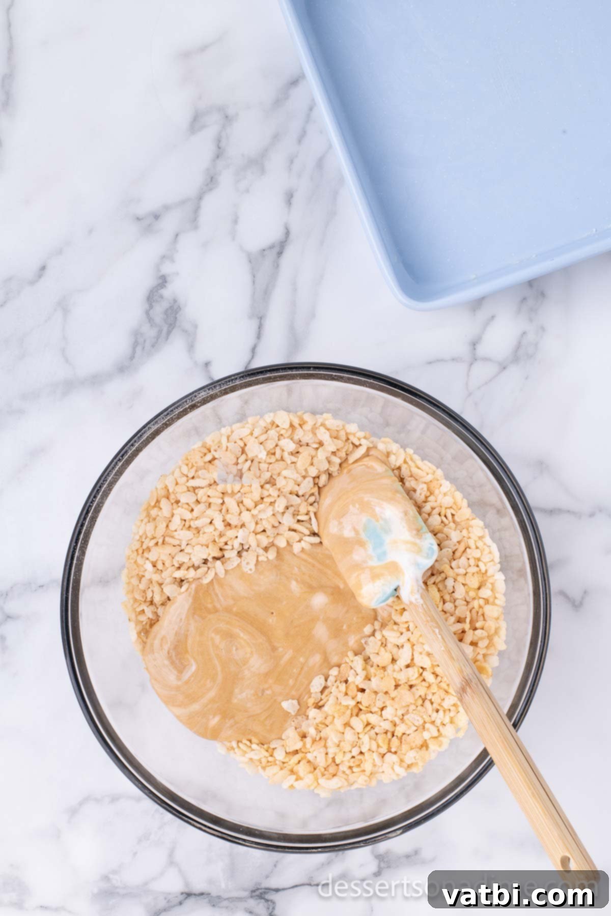 Speculoos Krispie Delights 5 Mixing bowl with cereal combined.