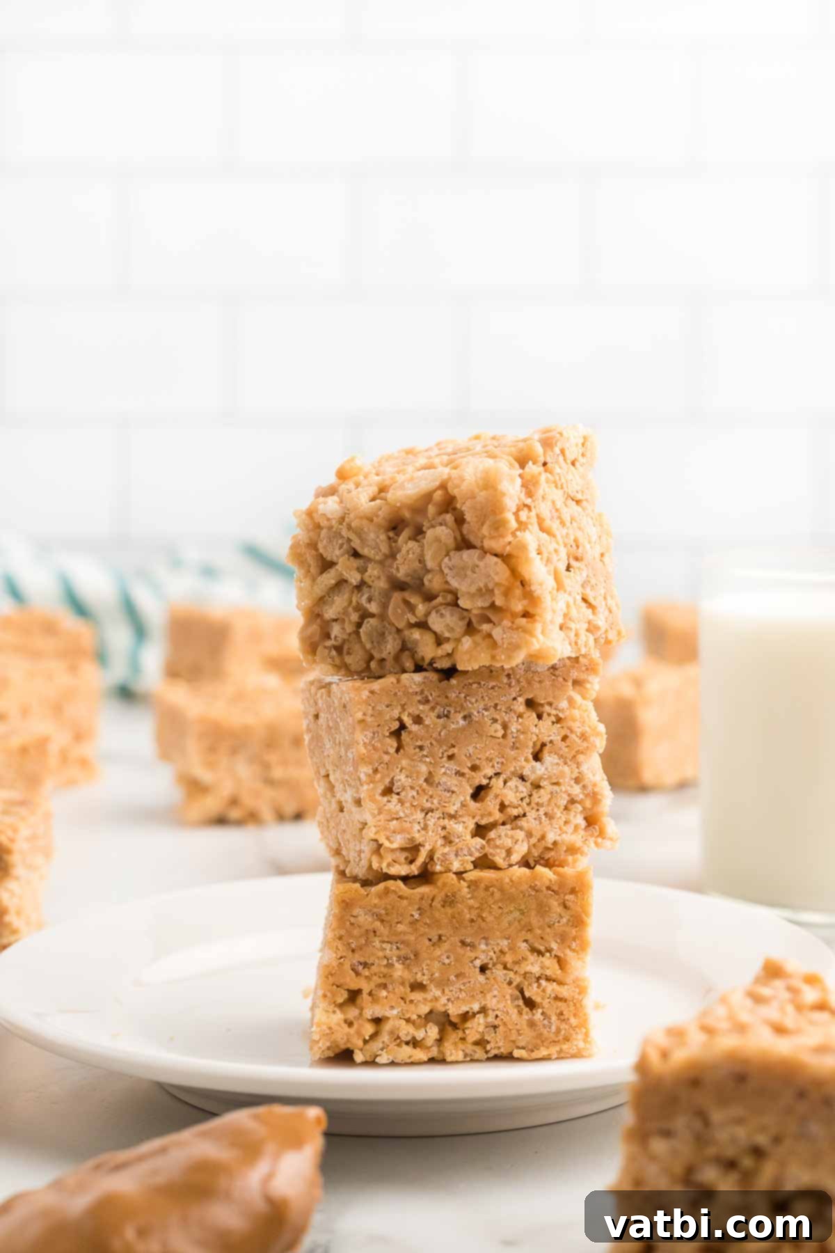Speculoos Krispie Delights 8 Cookie butter rice krispie treats on a plate.