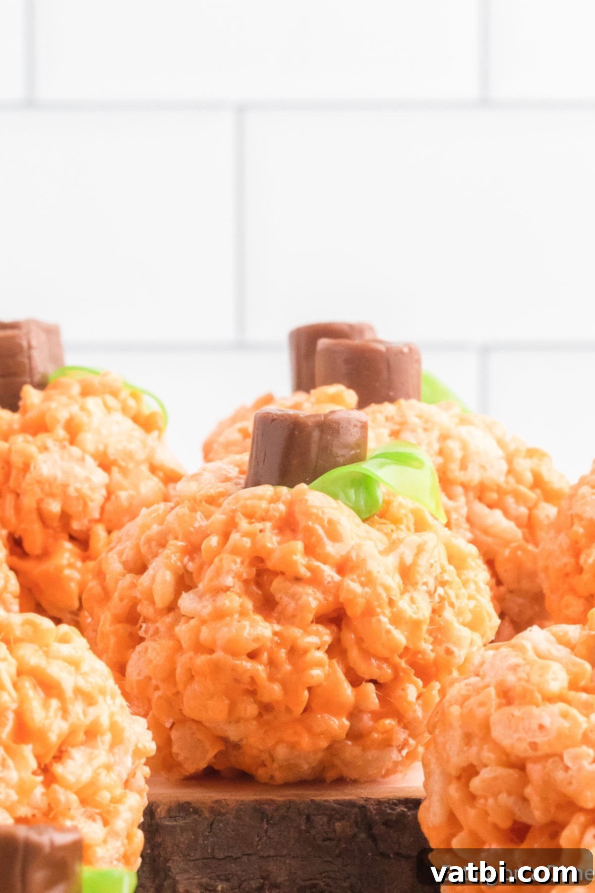 Autumn Rice Krispie Pumpkin Treats 15 Pumpkins topped with stems and leaves.