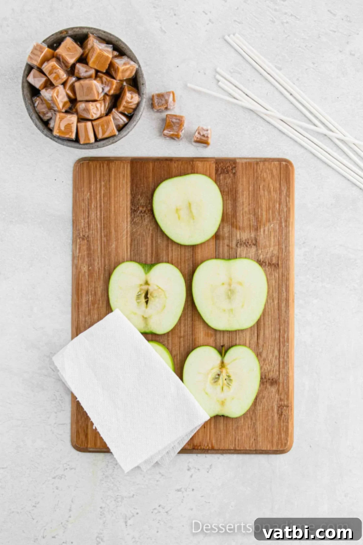 Paper towel on apples drying each slice. 