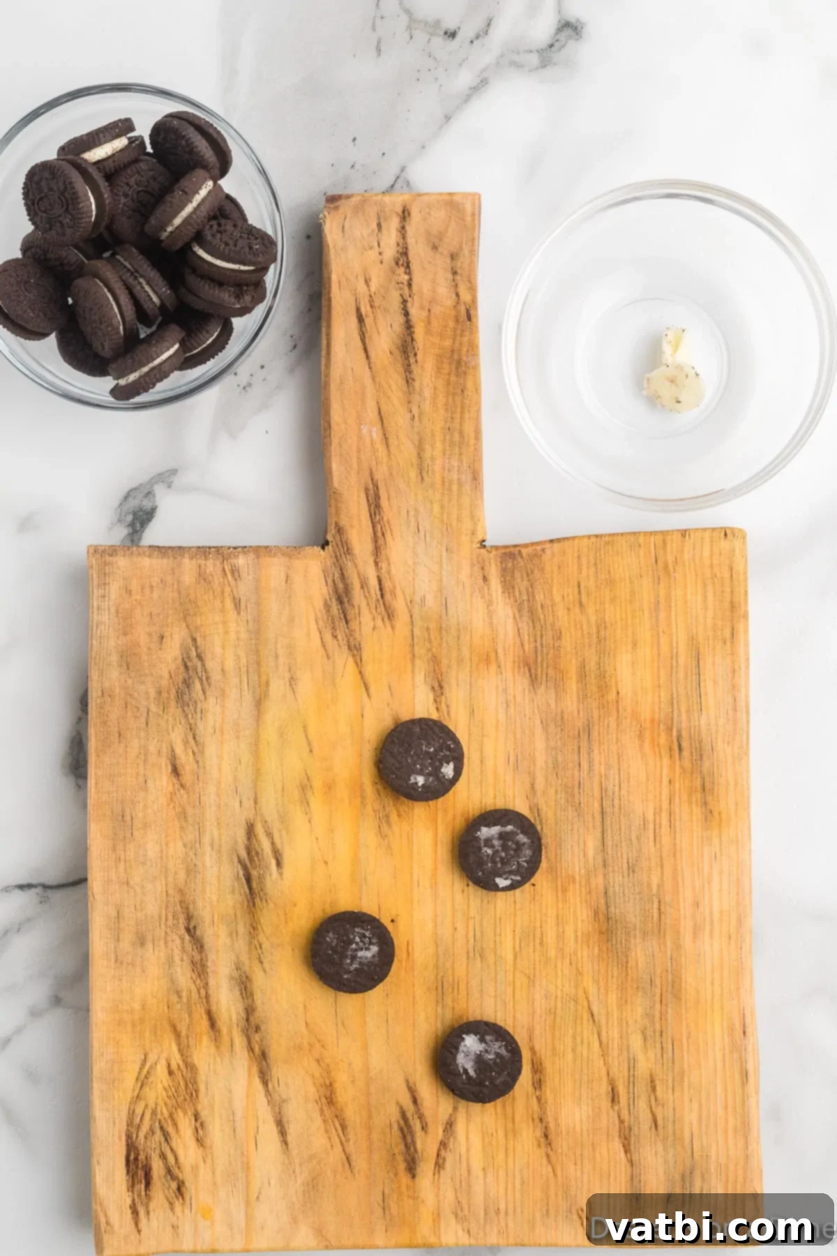 Disney Mickey Mouse Oreo Treats 5 Mini oreo cookies separated.