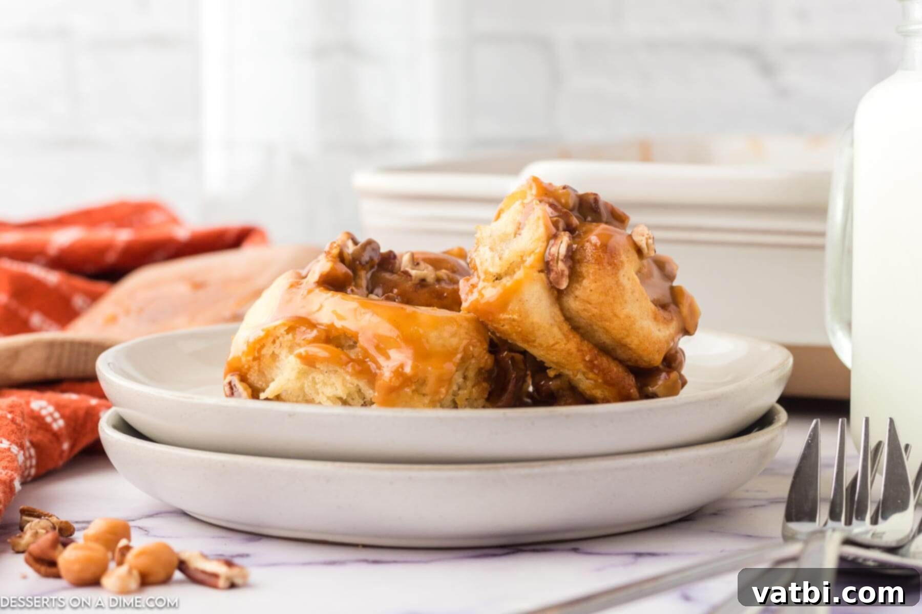Plate with caramel pecan cinnamon rolls, a delicious and cozy dessert.